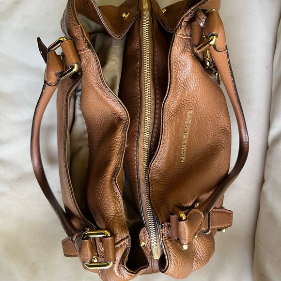 Gorgeous MK brown pebbled leather shoulder bag with gold accents - Picture 12 of 12